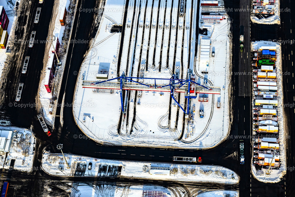 Hamburg_Altenwerder_Containerterminal_Winter_Schnee_ELS_3341050126 | HAMBURG 05.01.2026 Winterlich schneebedeckte Containerterminal HHLA Container Terminal Altenwerder (CTA)Container Verladung Schinenverkehr am Ufer der Elbe im Stadtteil Altenwerder in Hamburg. Weiterführende Informationen bei: Hafen Hamburg Marketing e.V. (HHM). // Wintry snowy container Terminal HHLA Container Terminal Altenwerder (CTA) on the Elbe riverbank in the Altenwerder part of Hamburg in Germany. Further information at: Hafen Hamburg Marketing e.V. (HHM). Foto: Martin Elsen