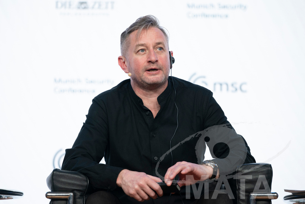 _DWA3080 | Die MSC Security and Literature Series der Münchner Sicherheitskonferenz wird von der ZEIT mitveranstaltet und vom Literaturhaus München unterstützt. Am Donnerstag, 12. Februar (19-20 Uhr), spricht Autor Serhiy Zhadan aus Charkiw mit Chrystia Freeland, Sonderbeauftragte für den Wiederaufbau der Ukraine und ehemalige stellvertretende Premierministerin Kanadas, über die Zukunft der Ukraine - Realisiert mit Pictrs.com