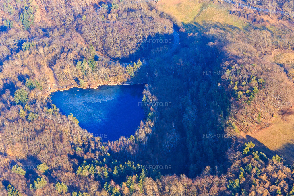 Luftbild: Steinbruchsee bei Fischbachtal im Ortsteil Meßbach in Fischbachtal im Bundesland Hessen in Deutschland. Foto: IMG_096630.jpg vom 14.02.2017 durch Werner Riehm/FLY-FOTO.de
