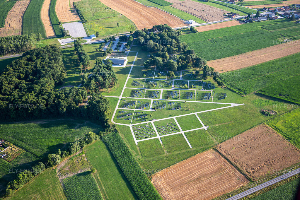 Luftbild: Friedhof Pokopališče Ptuj in Ptuj im Bundesland Slowenien in Slowenien. Foto: IMG_137302.jpg vom 08.07.2023 durch Werner Riehm/FLY-FOTO.deJavne službe Ptuj - Javne službe Ptuj