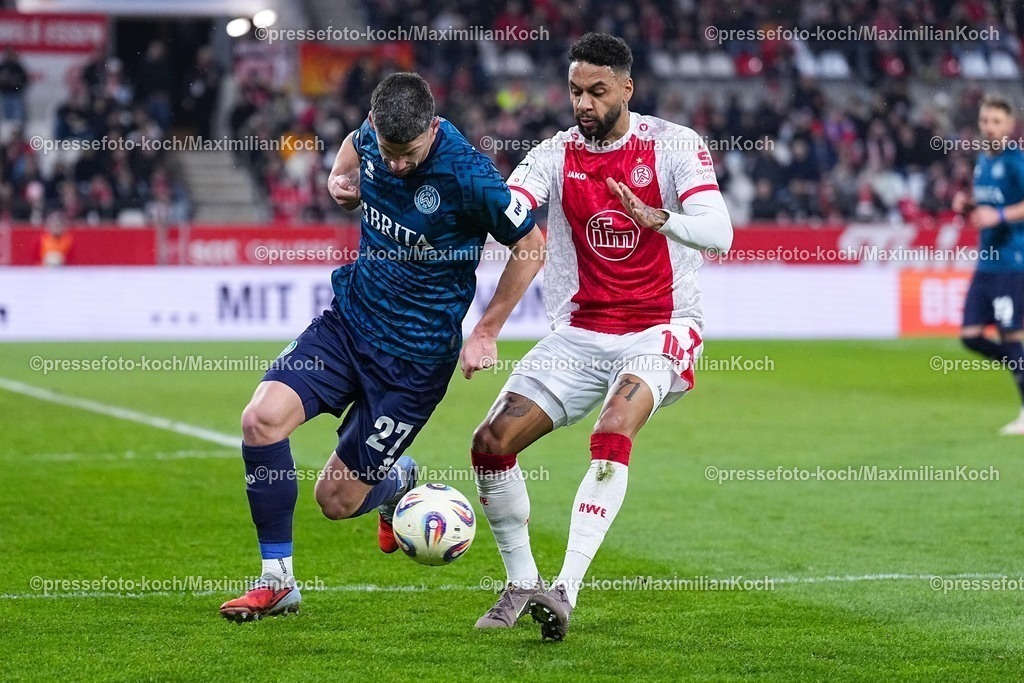 xYDRx01022601026 | 01.02.2026, xydrx, Fußball, 3.Liga, Rot-Weiss Essen - SV Wehen Wiesbaden, Saison 2025 2026, Stadion an der Hafenstraße: Jordy Gillekens (SV Wehen Wiesbaden #27) im Zweikampf gegen Ruben Reisig (Rot-Weiss Essen #16)    DFB regulations prohibit any use of photographs as image sequences and or quasi-video. Photo: xYannisxDreimannxPressefotoKochx