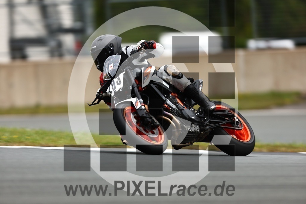 0203-20250916_02486 | Schöne Erinnerungen an spannende Momente - das festzuhalten ist unser Job. PIXELrace.de ist seit 2003 auf den Rennstrecken Europas unterwegs um die Action draußen beim Fahren und die wunderbare Stimmung imm Fahrerlager für euch einzufangen.