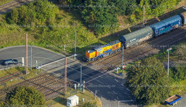 Kreuztal230911940 | Luftbild, Geschlossener Bahnübergang mit bemaltem Güterzug, Buschhütten, Kreuztal, Siegerland, Nordrhein-Westfalen, Deutschland