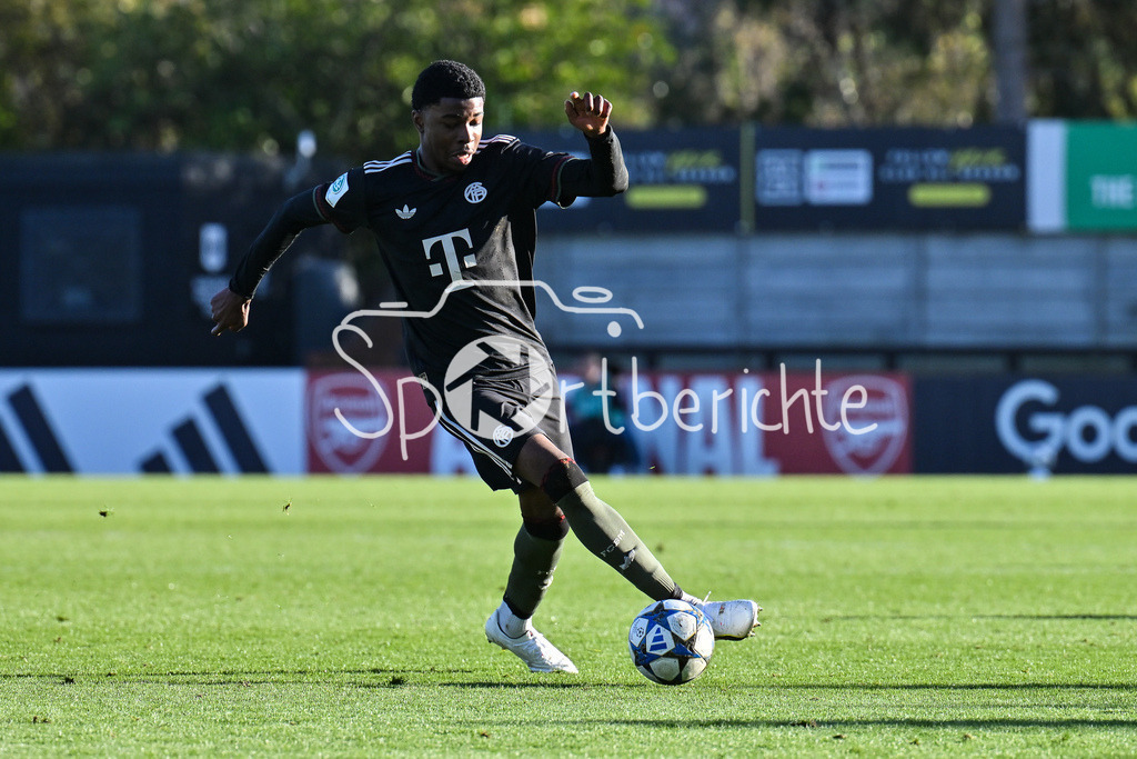 Arsenal London U19 - FC Bayern München U19 | BOREHAMWOOD, ENGLAND - 26. NOVEMBER: am Ball Allen LAMBE (FC Bayern München U19 8) / Einzelfoto / Freisteller beim Ligaspiel zwischen der U19 von Arsenal London und der U19 des FC Bayern München am 5. Spieltag der UEFA Youth League im Meadow Park am 26.11.2025