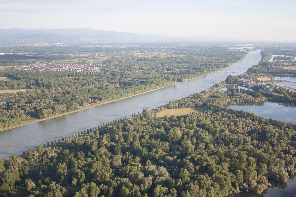 Aerial view: View of the town in Munchhausen in the state Bas-Rhin, France.Photo: IMG_58003.jpg taken on 06/16/2013 by Werner Riehm/FLY-FOTO.comResolution of the original: 4752 x 3168 px