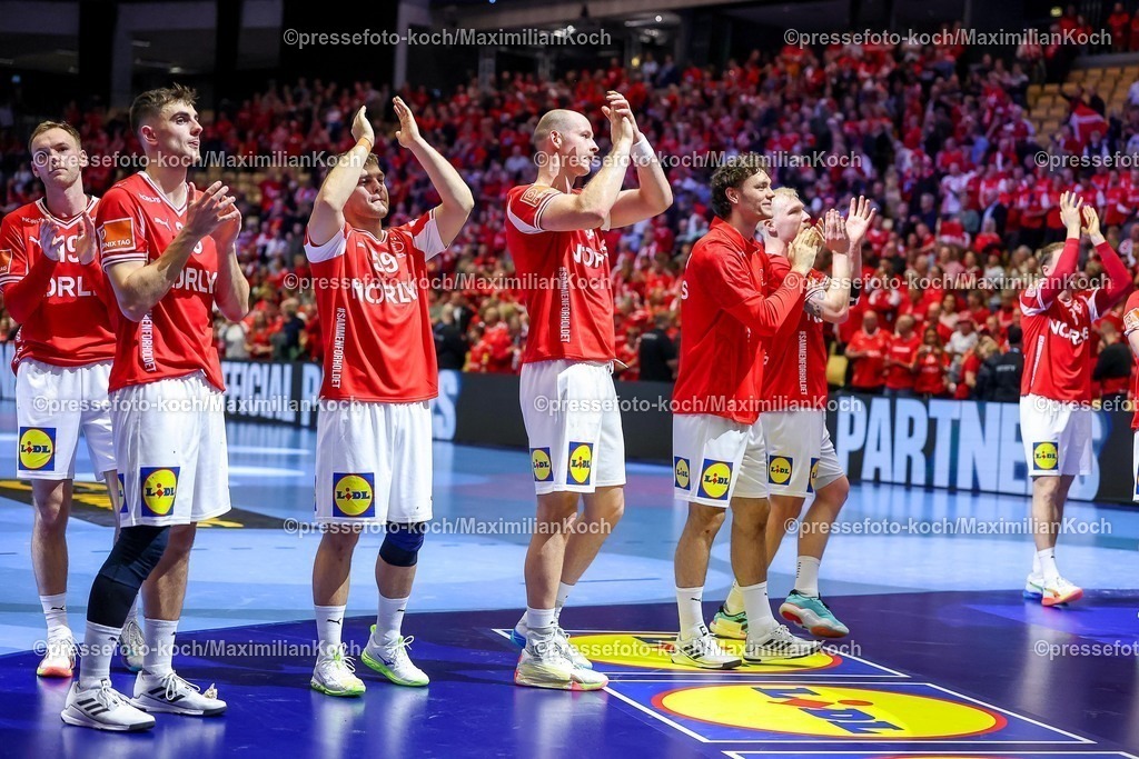 EHF16012602097 | 16.01.2026, Handball, Men's EHF EURO 2026, Dänemark - Nordmazedonien, Jyske Bank Boxen in Herning, Dänemark, Preliminary Round: Abschlussjubel nach dem Sieg der Dänen gegen Nordmazedonien.  Mathias Gidsel (Denmark #19)  Mads Svane Knudsen (Denmark #59)  Simon Hald Jensen (Denmark #34) 