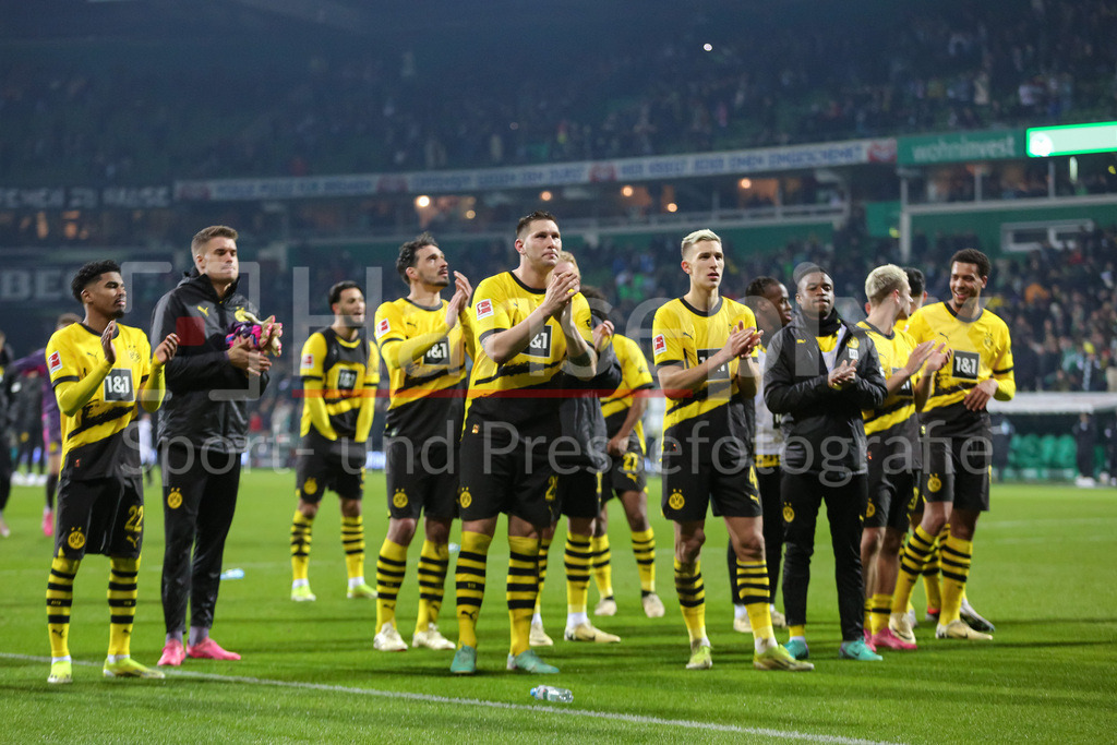 Fussball, Bundesliga, SV Werder Bremen - Borussia Dortmund | v.li.: Spieler von Borussia Dortmund (BVB) bedanken sich bei den Fans, Zuschauern für die Unterstützung, mit Jubel über den Sieg, Freude über das gewonnene Spiel, DIE DFL-RICHTLINIEN UNTERSAGEN JEGLICHE NUTZUNG VON FOTOS ALS SEQUENZBILDER UND/ODER VIDEOÄHNLICHE FOTOSTRECKEN. DFL REGULATIONS PROHIBIT ANY USE OF PHOTOGRAPHS AS IMAGE SEQUENCES AND/OR QUASI-VIDEO.