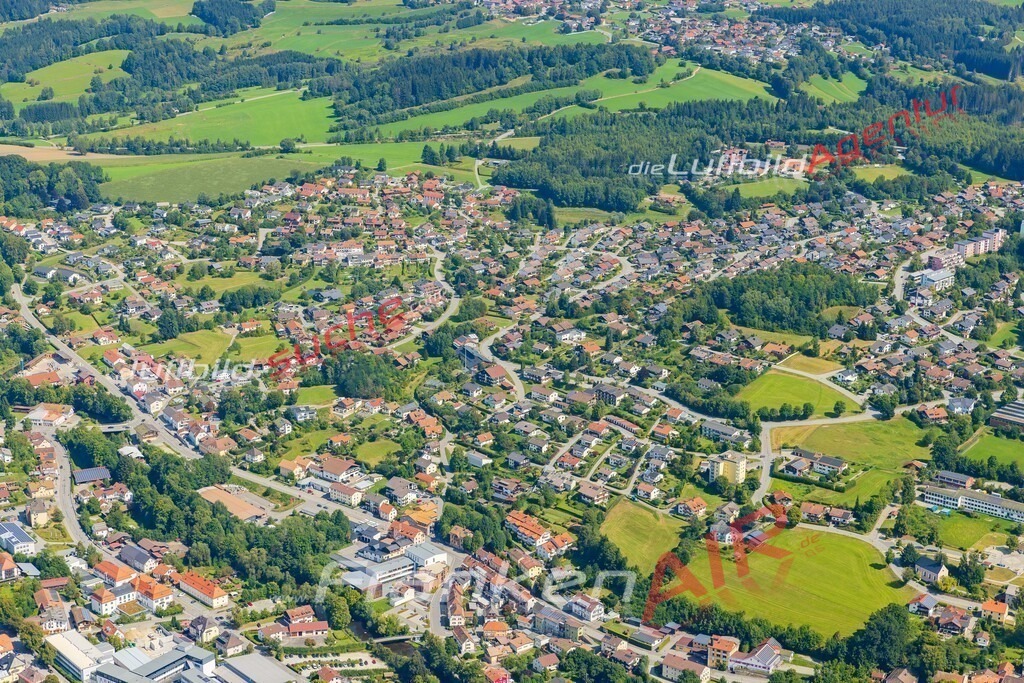 zwiesel-bild-von-oben-5306-jahr-2025 | Luftaufnahme der Stadt Zwiesel - Die Luftaufnahme wurde 2025 vom UL-Flugzeug heraus erstellt ( keine Drohne ) - Hochauflösende Luftaufnahme - für professionelle Ausdrucke geeignet. Die Geschenkidee !Mit Lizenz und Bildrechte bestellbar