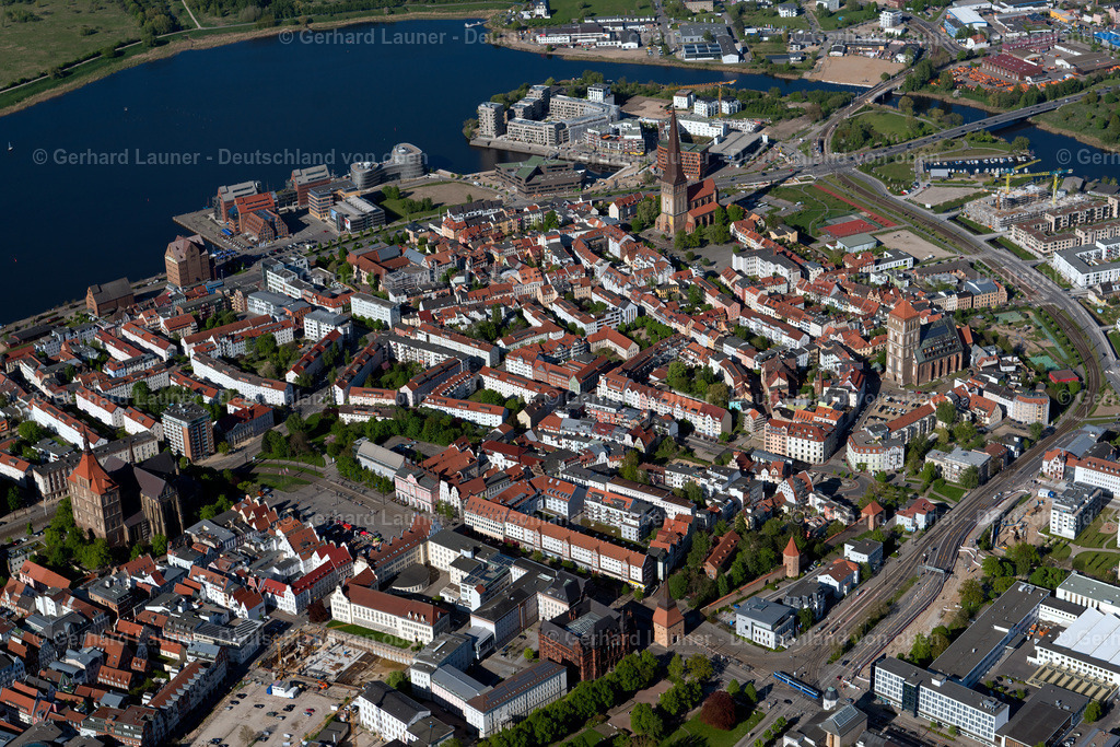 3801348 | ROSTOCK 08.09.2021 Altstadtbereich und Innenstadtzentrum am Ufer der Unterwarnow in Rostock im Bundesland Mecklenburg-Vorpommern, Deutschland. // Old Town area and city center in Rostock in the state Mecklenburg - Western Pomerania, Germany. Foto: Gerhard Launer
