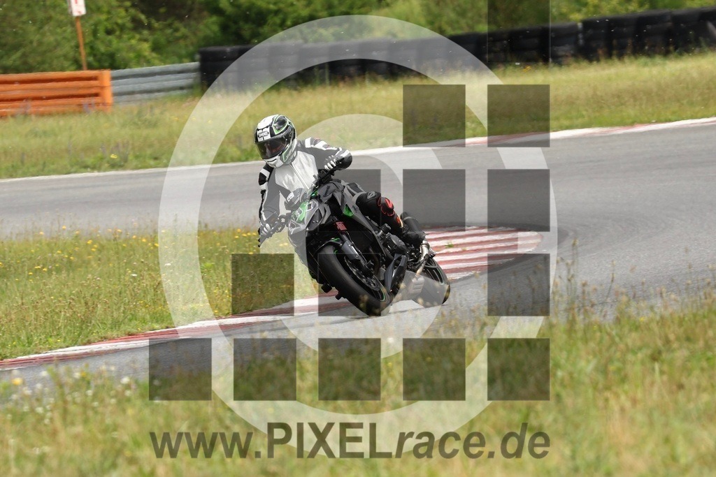 0381-20240604_35537 | Schöne Erinnerungen an spannende Momente - das festzuhalten ist unser Job. PIXELrace.de ist seit 2003 auf den Rennstrecken Europas unterwegs um die Action draußen beim Fahren und die wunderbare Stimmung imm Fahrerlager für euch einzufangen.