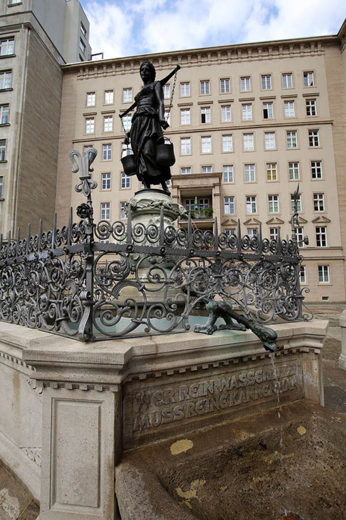 Foto: Leipzig - Mägdebrunnen | Das Team hinter BILDLEXIKON LEIPZIG bündelt historische wie aktuelle Informationen über die Stadt Leipzig in Text und Bild auf einer Plattform und stellt diese der interessierten Öffentlichkeit zur Verfügung.
