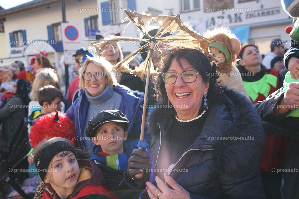 news-2023-Feb16-Unsinniger_Fasching_Reutte-sony-DSC02560 | Info aus dem Bezirk Reutte/Ausserfern Tirol sowie eine umfangreiche Bilddatenbank über die gesamte Region: Lechtal, Talkessel Reutte, Tannheimertal, Zwischentoren. Lech, Plansee, Zugspitze, Grenztunnel, B179, Fernpassstraße, Verkehr, Lawinen, Tradition, - Realisiert mit Pictrs.com
