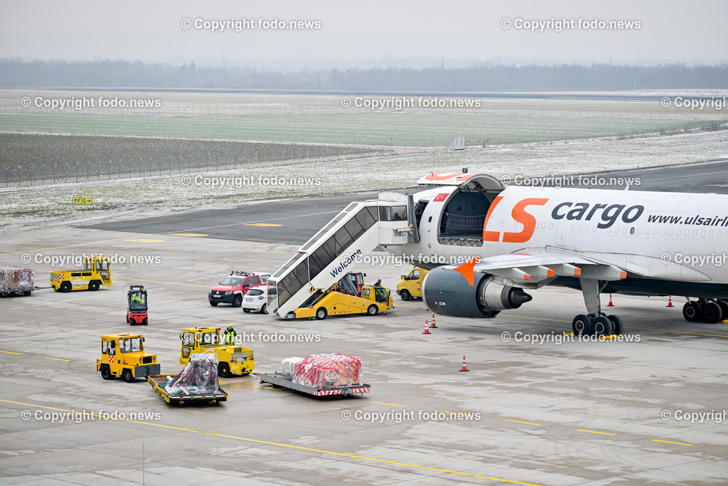 Flughafen Linz_ ULS Cargo_ 12.01.2024-8 | 12.01.2024, Linz Hoersching, AUT, Flughafen Linz, Linz Airport, im Bild Flugzeug, Fracht, Cargo, Airbus A310, ULS Airlines, Turkish, Ankunft, beladen, Vorfeld, Tower