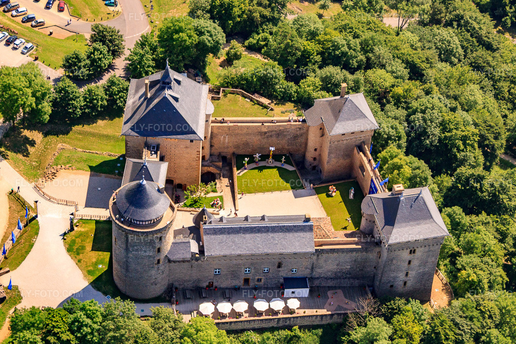 Aerial view: Château de Malbrouck with Expo. Niki de Saint Phalle in Manderen in the state Moselle, France.Photo: IMG_29657.jpg taken on 06/27/2010 by Werner Riehm/FLY-FOTO.comResolution of the original: 4265 x 2844 pxChâteau de Malbrouck - Moselle Culture