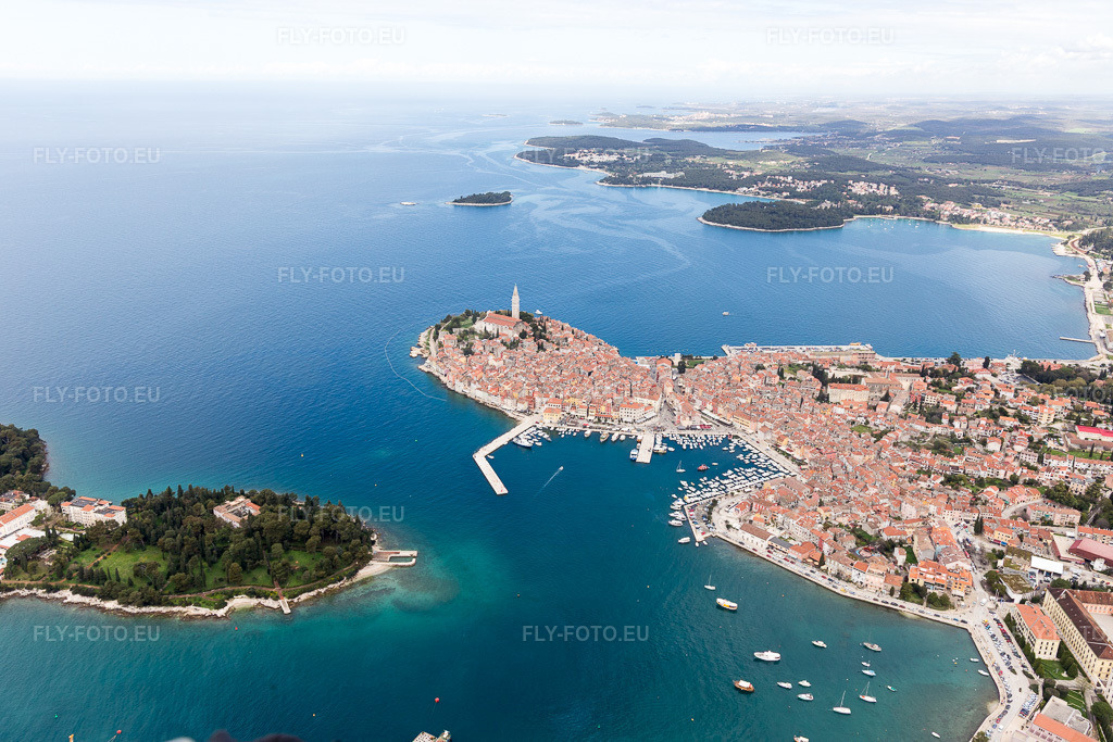 Vue aérienne: Vue de la ville à Rovinj dans le département Gespanschaft Istrien, Croatie. Photo: IMG_105986.jpg prise le 13/04/2018 par Werner Riehm/FLY-FOTO.eu – Résolution de l'original: 5472 x 3648 px