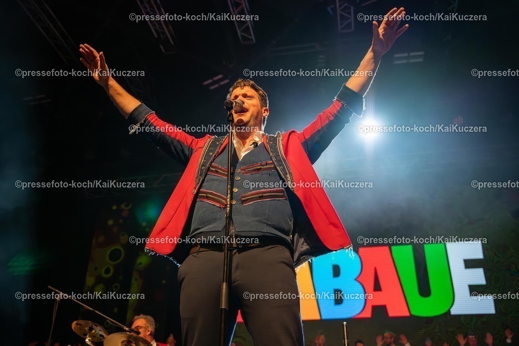 KKU25012501058 | 25.01.2025, xkkux, Düsseldorf, Karnevalsveranstaltung - Die Lachende in der Mitsubishi Electric HALLE. Die band Rabaue performt bei ihrem Auftritt. Im Bild Frontman Alex Barth