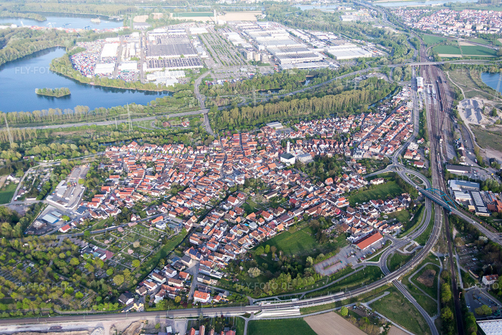 Luftbild: zwischen B9 und Daimler-LKW-Werk in Wörth am Rhein im Bundesland Rheinland-Pfalz in Deutschland. Foto: IMG_077935.jpg vom 24.04.2015 durch Werner Riehm/FLY-FOTO.de