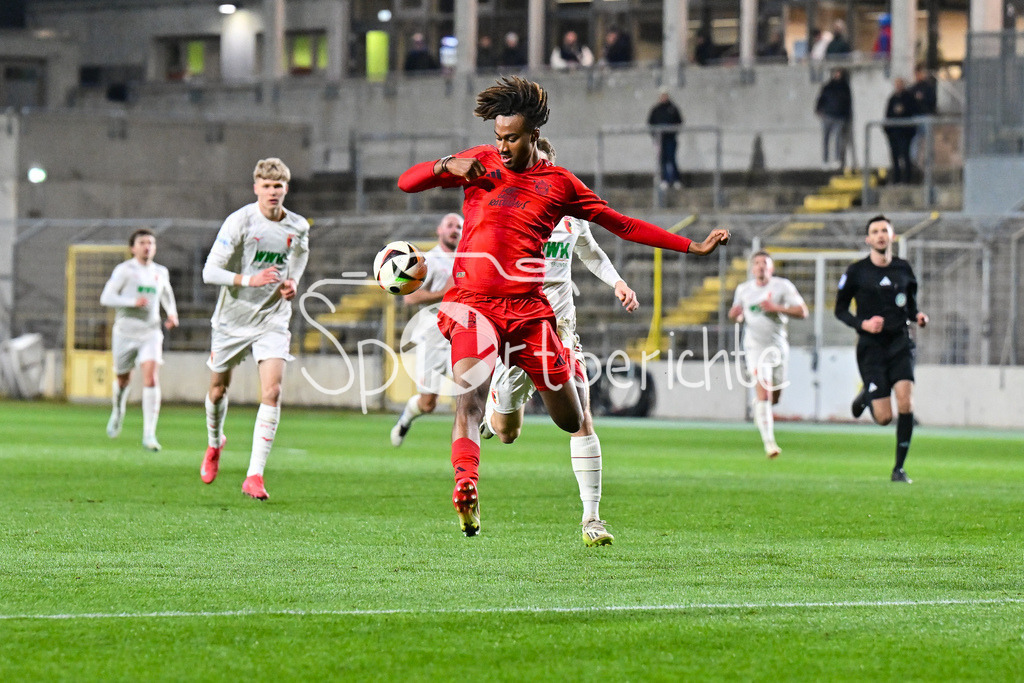 FC Bayern Amateure - FC Augsburg II | im Duell Jonah Daniel KUSI-ASARE (FC Bayern München II #9) und Daniel KATIC (FC Augsburg II 4) / Zweikampf / Regionalliga Bayern: FC Bayern Muenchen II - FC Augsburg II, Gruenwalder Stadion am 14.03.2025