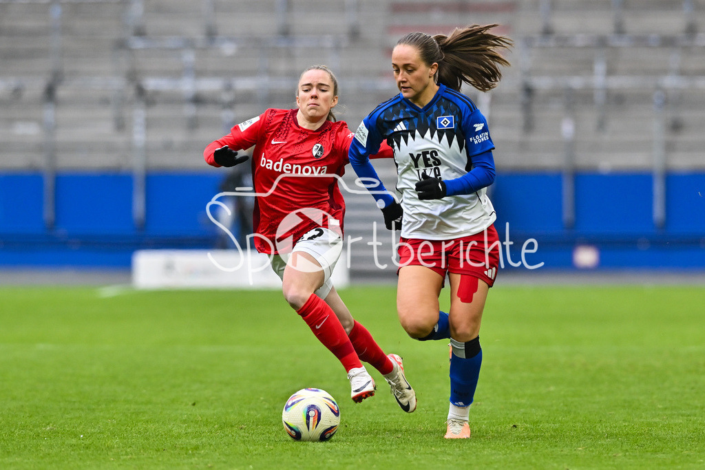 Hamburger SV - SC Freiburg | HAMBURG, GERMANY - 01. FEBRUARY: im Duell Lisa KOLB (SC Freiburg Frauen 22) und Camilla LINBERG (Hamburger SV Frauen 47) während dem Match zwischen dem Hamburger SV und dem SC Freiburg am 16. Spieltag der Google Pixel Frauen-Bundesliga im Volksparkstadion