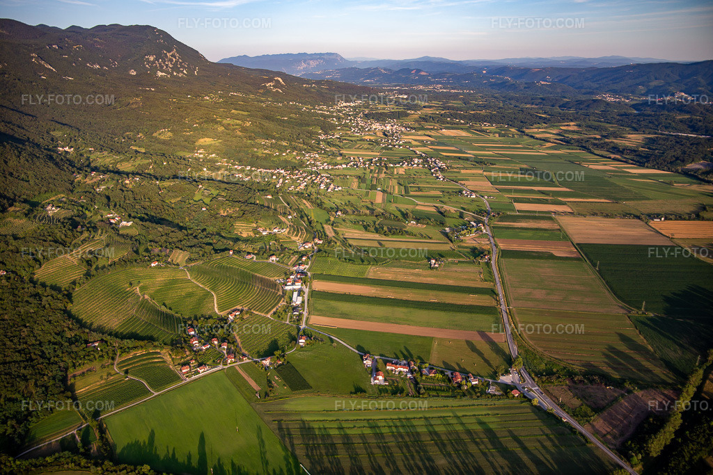 Aerial view: Lijak Valley from the west at sunset in the district Šmihel in Nova Gorica in the state Slovenia, Slovenia. – Photo: IMG_137541.jpg taken on 07/14/2023 by Werner Riehm/FLY-FOTO.com – Resolution of the original: 5472 x 3648 px