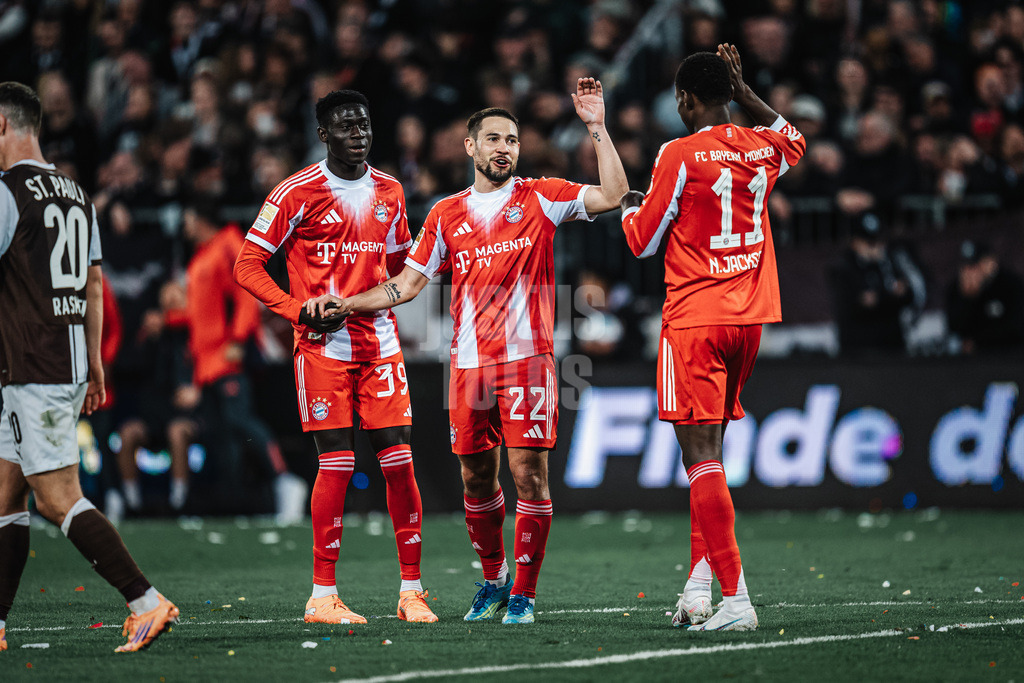Fußball | Männer | Saison 2025/2026  | Fußball-Bundesliga | 29. Spieltag | FC St. Pauli vs. FC Bayern München | 11.04.2026 | Torjubel Raphael Guerreiro (#22, FC Bayern München) mitte mit Bara Ndiaye (#39, FC Bayern München) links und Nicolas Jackson (#11, FC Bayern München) rechts