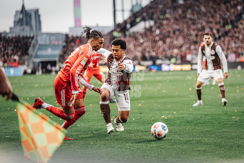 Fußball | Männer | Saison 2025/2026  | Fußball-Bundesliga | 29. Spieltag | FC St. Pauli vs. FC Bayern München | 11.04.2026 | v.l. Michael Olise (#17, FC Bayern München) gegen Joel Chima Fujita (#16, FC St. Pauli)