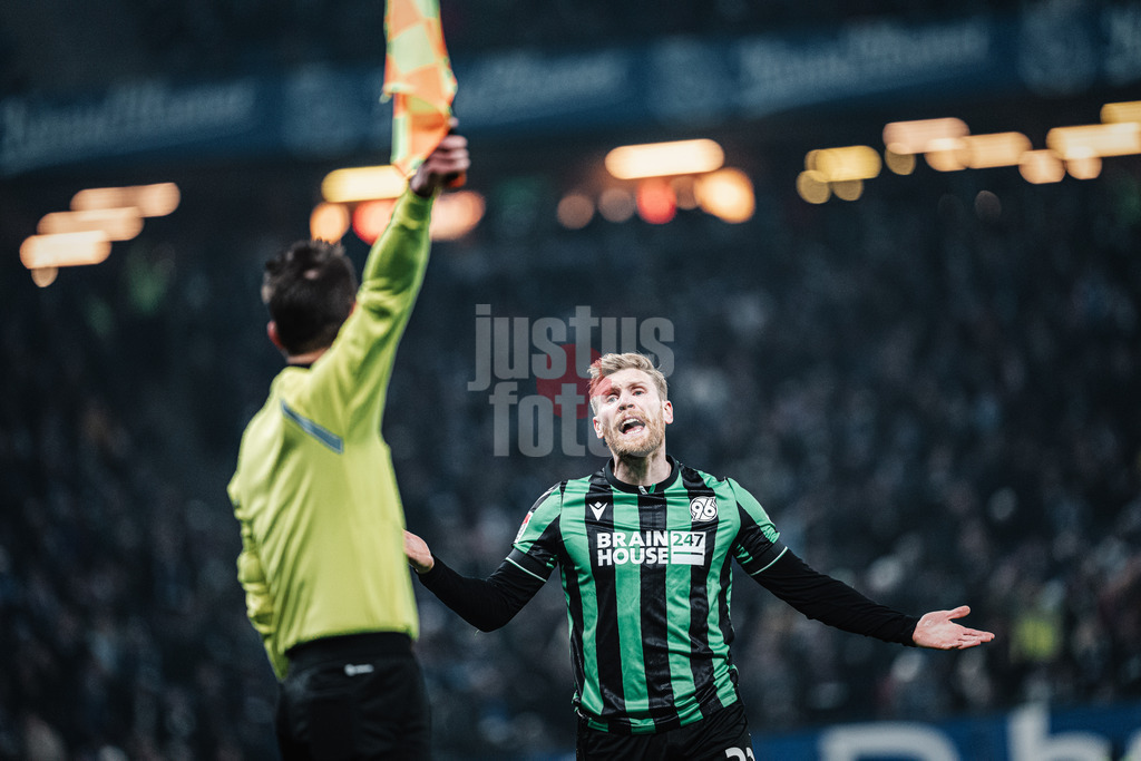 Fußball | Männer | Saison 2023/2024 | 2. Fußball-Bundesliga | 21. Spieltag | Hamburger SV vs. Hannover 96 | 09.02.2024 | Andreas Voglsammer (#32, Hannover 96) beteuert seine Unschuld