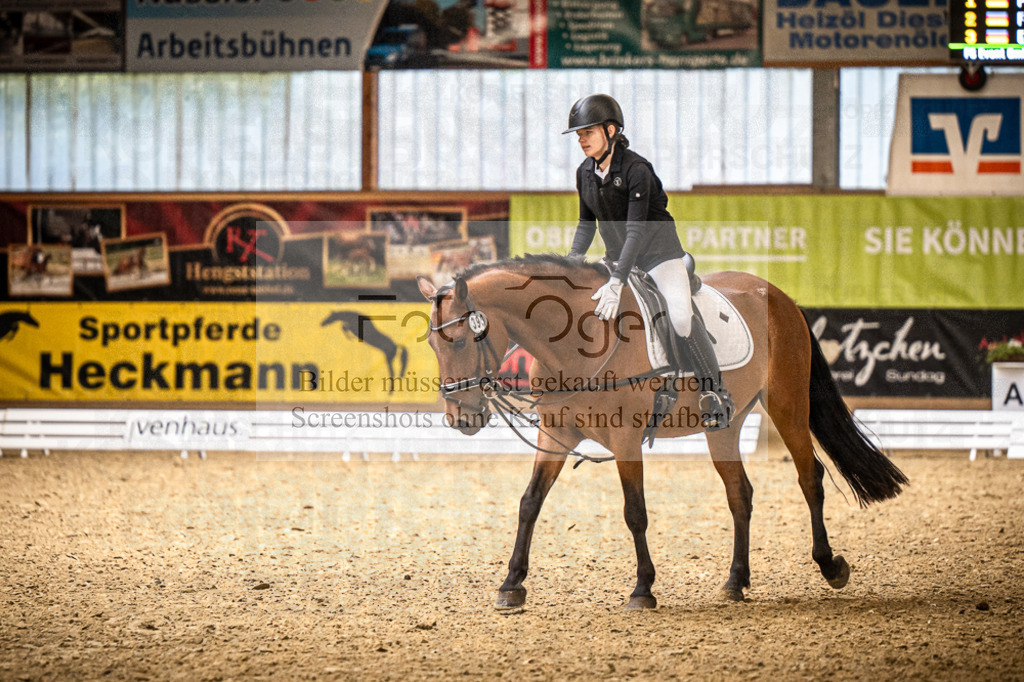 DOS_1543 | Entdecke hochwertige Reitturnierfotos von Foto Oger. Professionell, emotional und authentisch – jetzt Lieblingsmomente im Shop bestellen.Deutschlandweite Turnierfotografie. - Realisiert mit Pictrs.com