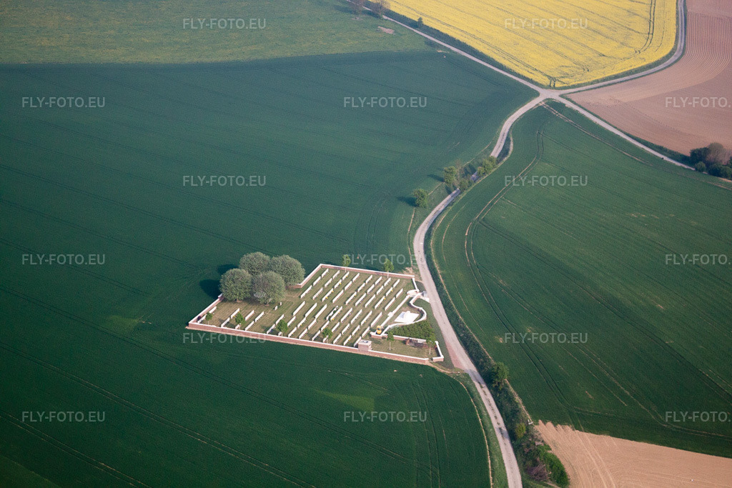 Vue aérienne: Sépultures de guerre anglaises de la Première Guerre mondiale à Villers-Guislain dans le département Nord, France. Photo: IMG_40034.jpg prise le 17/04/2011 par Werner Riehm/FLY-FOTO.eu – Résolution de l'original: 4752 x 3168 px
