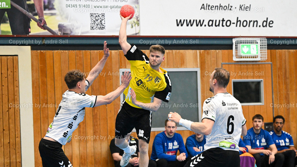 TSV Altenholz vs EHV Aue | Hannes Glindemann (TSVA #19) vs Paul Bones (Aue #24) &amp; Kevin Roch (Aue #6) / Handball 3. Liga Nord-Ost Männer 2025/2026 / TSV Altenholz vs EHV Aue / Edgar-Meschkat-Halle / Altenholz / 18.04.26 - Realisiert mit Pictrs.com