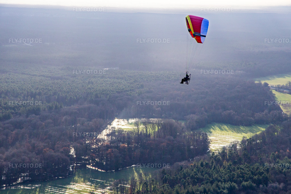 Luftbild: Gleitschirm über'm Otterbachtal in Wörth am Rhein im Bundesland Rheinland-Pfalz in Deutschland. Foto: IMG_139303.jpg vom 16.12.2023 durch Werner Riehm/FLY-FOTO.de