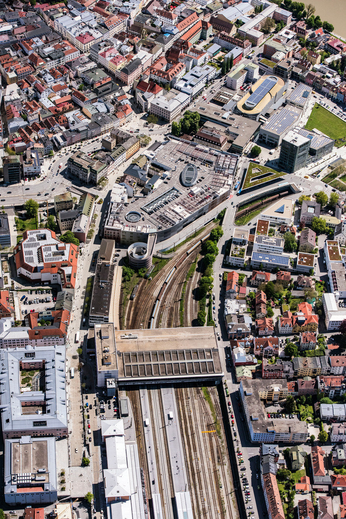 dr__0012593.jpg | PASSAU 11.05.2017 Gebäude des Einkaufszentrum Stadtgalerie Passau und Hauptbahnhof in Passau im Bundesland Bayern, Deutschland. // Building of the shopping center Stadtgalerie Passau and Central Station in Passau in the state Bavaria, Germany. Foto: Daniel Reiter