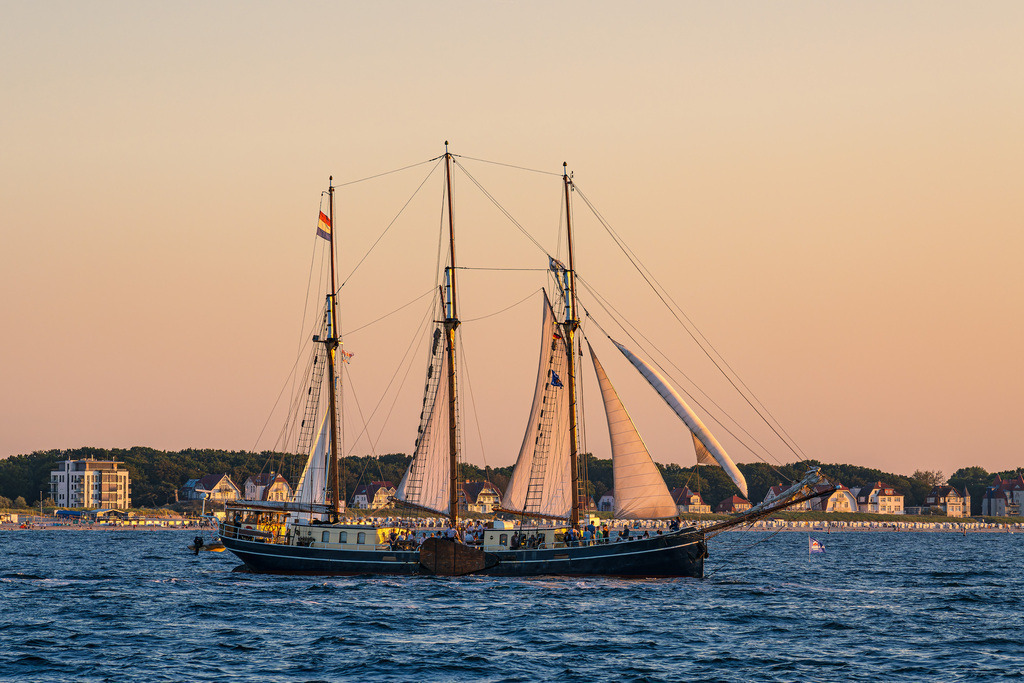 Segelschiff im Sonnenuntergang auf der Hanse Sail in Rostock. | Segelschiff im Sonnenuntergang auf der Hanse Sail in Rostock.