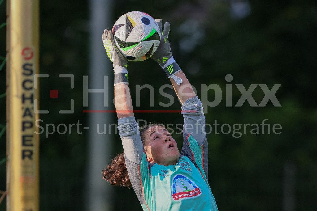 Fussball, Google Pixel Frauen-Bundesliga, Training SV Werder Bremen | v.li.: Livia Peng (Torhüterin, Torwart, SV Werder Bremen, 1) bei einer Trainingsübung