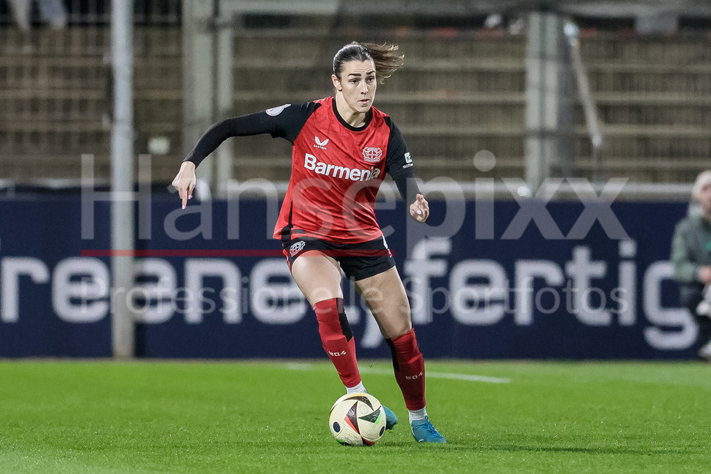 Fussball, DFB-Pokal Frauen, Bayer 04 Leverkusen - SV Werder Bremen | v.li.: Selina Ostermeier (Bayer 04 Leverkusen, 2) am Ball, Freisteller, Einzelbild, Ganzkörper, Aktion, Action, Spielszene, DIE DFB-RICHTLINIEN UNTERSAGEN JEGLICHE NUTZUNG VON FOTOS ALS SEQUENZBILDER UND/ODER VIDEOÄHNLICHE FOTOSTRECKEN. DFB REGULATIONS PROHIBIT ANY USE OF PHOTOGRAPHS AS IMAGE SEQUENCES AND/OR QUASI-VIDEO.