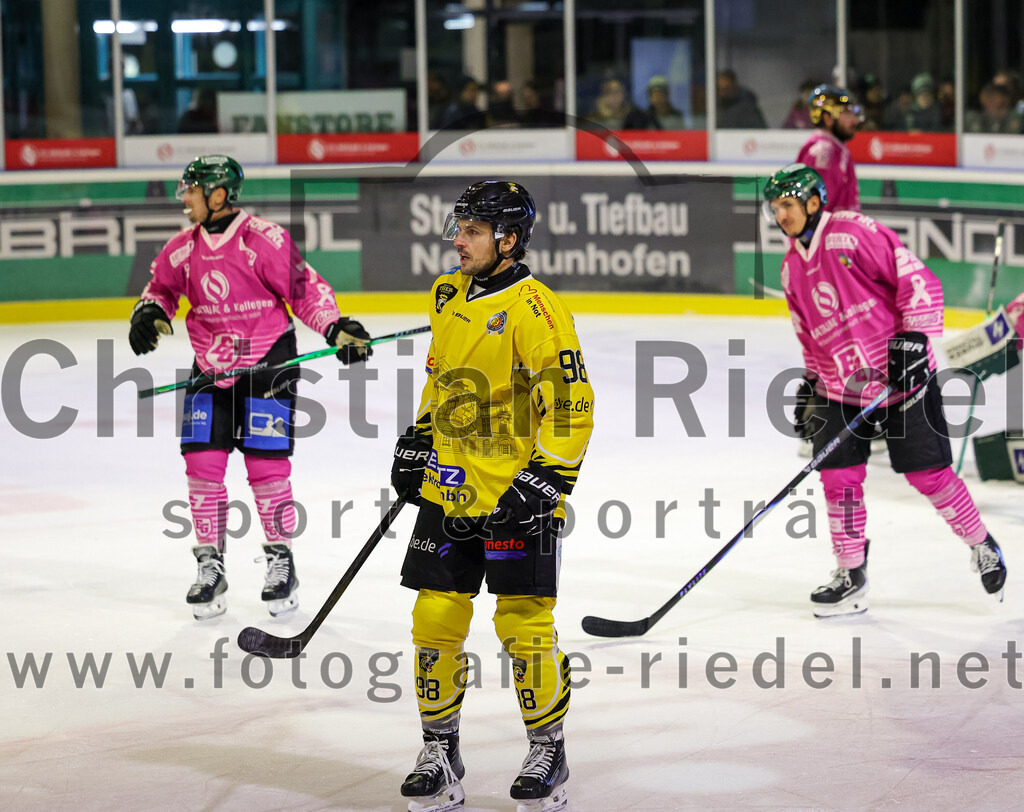 2025-10-10_089_TSV_Erding_gegen_onesto_Tigers_Bayreuth | Erding, Deutschland, 10.10.2025:Eishockey, Oberliga Süd 2025 / 2026, 7. Spieltag, TSV Erding gegen onesto Tigers Bayreuth, Endergebnis: 2:5Louis Trattner (Erding Gladiators, #7), Florian Lüsch (onesto Tigers Bayreuth, #98), Lukas Gaus (Erding Gladiators, #23)Foto: Christian Riedel / fotografie-riedel.net
