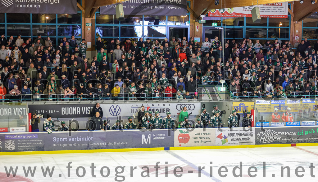 2025-09-12_074_TSV_Erding_gegen_EV_Landshut | Erding, Deutschland, 12.09.2025:Eishockey, Oberliga Süd 2025 / 2026, Testspiel, TSV Erding gegen EV Landshut, Endergebnis: 4:6Teamchef Dominik Quinlan (Erding Gladiators), Co-Trainer Maximilian Helling (Erding Gladiators)Foto: Christian Riedel / fotografie-riedel.net