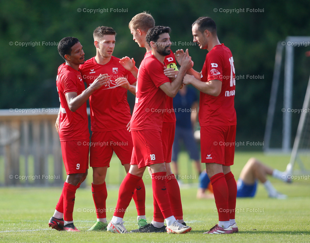 A_LUI_010924_18 | SPORT FUSSBALL REGIONALLIGA MITTE 01.09.2024 ASKOE OEDT-SK TREIBACH IM BILD :TORSCHUETZE VALDIR HENRIQUE (OEDT) WIRD VON DEN MITSPIELERN GEFEIERT FOTO:FOTOLUI 
