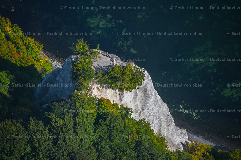 4061418 | LOHME 08.09.2021 Felsen- Küsten- Landschaft an der Steilküste - Kreidefelsen Königstuhl - in Lohme im Bundesland Mecklenburg-Vorpommern, Deutschland. Weiterführende Informationen bei: Nationalpark-Zentrum KÖNIGSSTUHL Sassnitz gemeinnützige GmbH. // Rock Coastline on the cliffs - Kreidefelsen Koenigstuhl - in Lohme in the state Mecklenburg - Western Pomerania, Germany. Further information at: Nationalpark-Zentrum KOeNIGSSTUHL Sassnitz gemeinnuetzige GmbH. Foto: Gerhard Launer