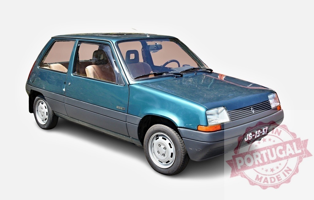 Renault 5 Supercinq parked showing front and side view | Turquoise Renault 5 Supercinq parked on a white background - Realized with Pictrs.com