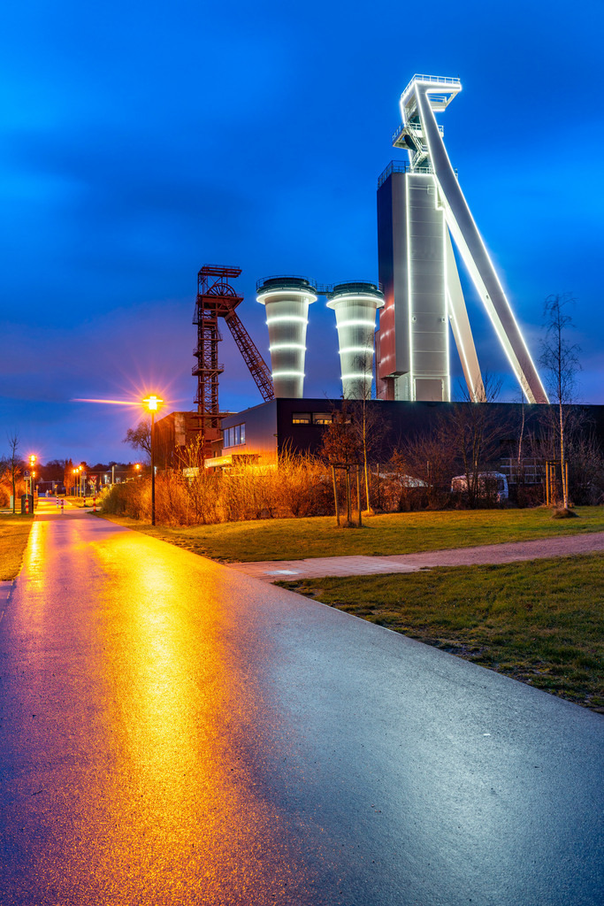 JT-220107 | Schachtanlage der ehemaligen Steinkohlenzeche Schlägel &amp; Eisen, Schacht 3/4/7, Herten, NRW, Deutschland, Schachtanlage der ehemaligen Steinkohlenzeche Schlägel &amp; Eisen, Schacht 3/4/7, Beleuchtung, Illumination von Schacht 4, Herten, NRW, Deutschland,  - Realisiert mit Pictrs.com