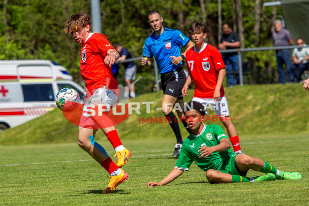 Fußball Halbfinale | Lukas Posch (U15 Österreich #15) Victor Ozhianvuna (U15 Irland #7) Marek Kolodziejczyk (U15 Österreich #17) Emil Ristoskov (Schiedsrichter) Fußball Halbfinale, Irland U15 - Österreich U15 am 29.04.2024 in Arnoldstein (Sportplatz), Austria, (Photo by Ernst Krawagner sport-fan.at) - Realisiert mit Pictrs.com