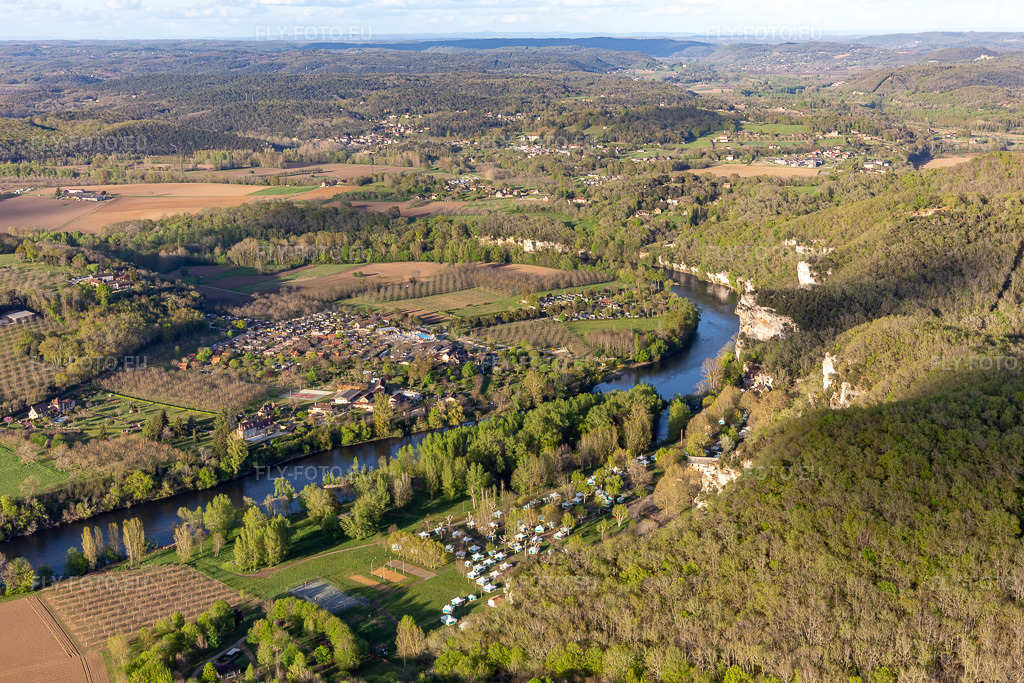 Vue aérienne: Camping Soleil-Plage en Dordogne à Vitrac dans le département Dordogne, France. Photo: IMG_113576.jpg prise le 16/04/2019 par Werner Riehm/FLY-FOTO.euRésolution de l'original: 5472 x 3648 px