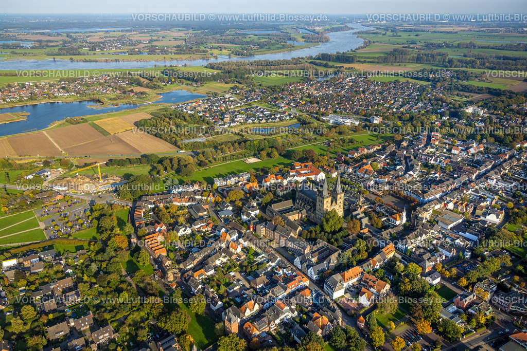 Xanten241014027 | Luftbild, Altstadt Ansicht mit kath. Kirche St. Viktor, auch Xantener Dom, kath. Marienschule Westwall Straße, Ostwall Park, Niederbruch, Xanten, Niederrhein, Nordrhein-Westfalen, Deutschland