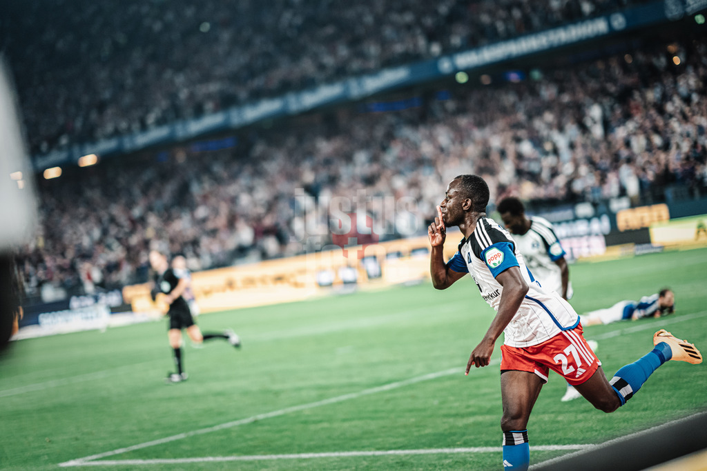 Fußball | Männer | Saison 2023/2024 | 2. Fußball-Bundesliga | 1. Spieltag | Hamburger SV vs. FC Schalke 04 | 28.07.2023 | Jean-Luc Dompe (#27, HSV) trifft zum 5:3 Endstand und jubelt