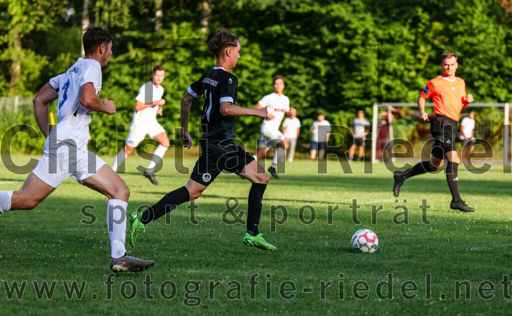 2023-07-18_103_FC_Herzogstadt_gegen_FC_Eitting | Erding, Deutschland, 18.07.2023:
Fußball, TOTO Pokal 2023 / 2024, 1. Spieltag, FC Herzogstadt gegen FC Eitting, Endergebnis: 2:4 n.E.

Johannes Lenz (FC Eitting, #3), Emil Schwarz (FC Herzogstadt, #11)

Foto: Christian Riedel / fotografie-riedel.net