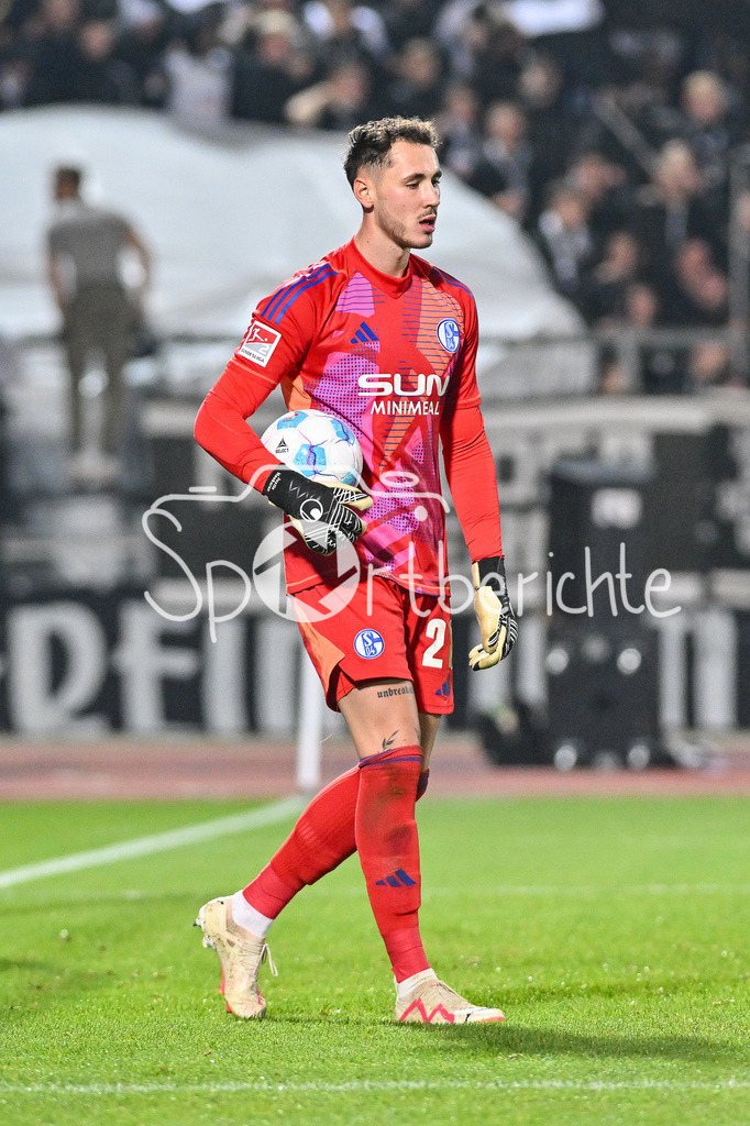 SSV Ulm 1846 Fussball - FC Schalke 04 | am Ball Justin HEEKEREN (FC Schalke #28) / Freisteller / Einzelfoto / 2. Bundesliga: SSV Ulm 1846 Fussball - FC Schalke 04, Donaustadion am 01.11.2024