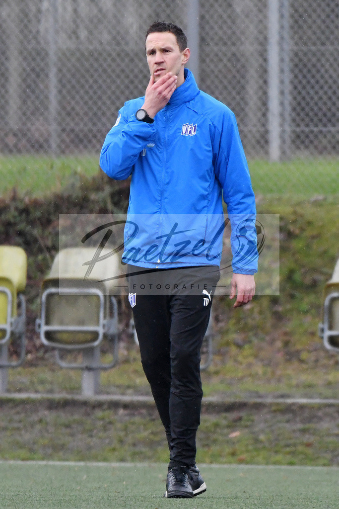 20200203_TRAOSN_0020 | Fußball, Herren: Co-Trainer Tim Danneberg (VfL Osnabrueck) schaut waehrend der Trainingseinheit des VfL Osnabrueck im Sportpark Illoshoehe am 03.02.2020 in Osnabrueck, Deutschland. - Realisiert mit Pictrs.com