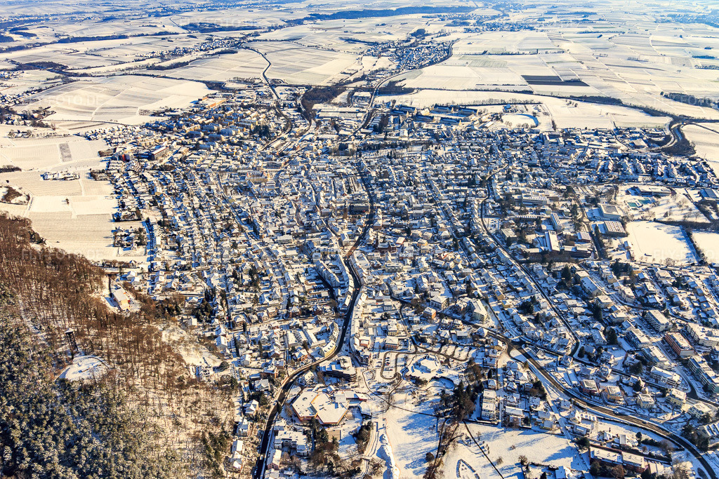 Luftbild: Stadtansicht aus Westen im Winter mit Schnee in Bad Bergzabern im Bundesland Rheinland-Pfalz in Deutschland. Foto: IMG_124397.jpg vom 11.02.2021 durch Werner Riehm/FLY-FOTO.de