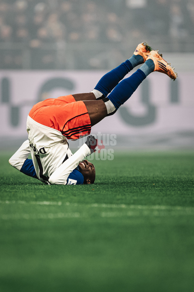 Fußball | Männer | Saison 2025/2026 | 1. Fußball-Bundesliga | 13. Spieltag | Hamburger SV vs. SV Werder Bremen | 07.12.2025 | Jean-Luc Dompe (#7, HSV) mit einem Purzelbaum nach seinem Schuss